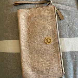 Fashionable Michael Kors clutch/wristlet in good condition